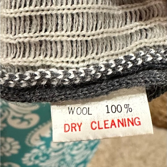 Preppy Black and White Graphic Sweatshirt. - Picture 4 of 6